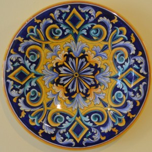 PIATTO “GIRALI FIORITI” FONDO BLU  DA CM 40