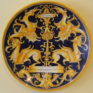 PIATTO DA PARETE ANTICO &ldquo;MOSTRI A GROTTESCHE&rdquo; DA CM. 40