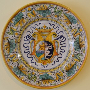 PIATTO DA PARETE ANTICO &ldquo;STEMMA&rdquo; DA CM. 40