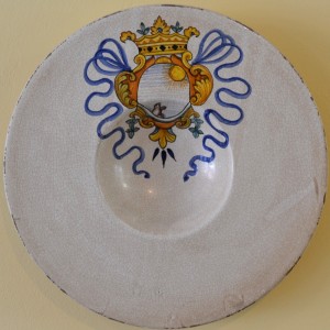 PIATTO DA PARETE ANTICO A CAPPELLO “STEMMA” CM. 30